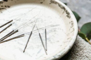 Tabakta akupunktur iğneleri, yakın plan.