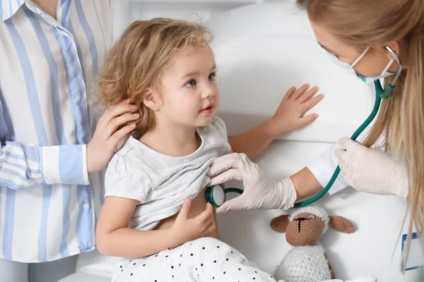 Pediatra Esaminando Bambina Clinica — Foto Stock