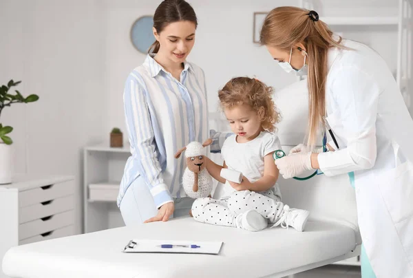 Pediatrician Examining Little Girl Clinic — Stock Photo, Image