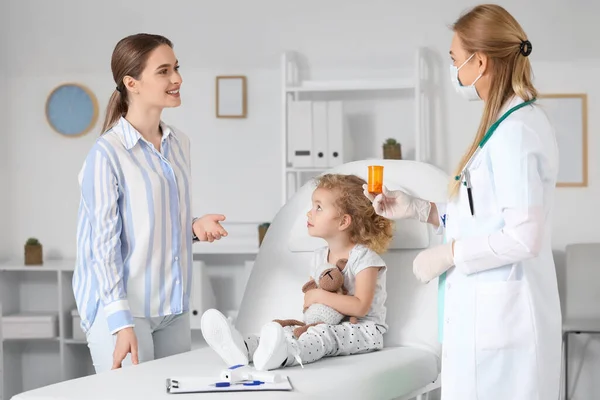 Mulher Com Sua Filhinha Visitando Pediatra Clínica — Fotografia de Stock