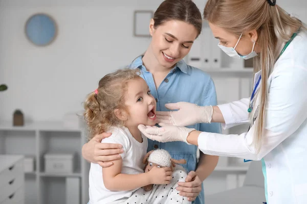 Pediatra Examinando Menina Clínica — Fotografia de Stock