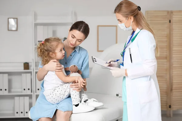 Pediatra Examinando Niña Clínica — Foto de Stock