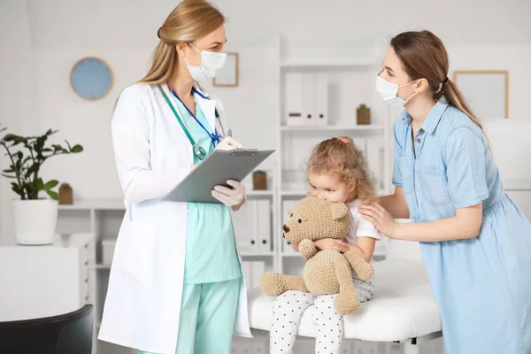 Femme Avec Petite Fille Visite Pédiatre Clinique — Photo