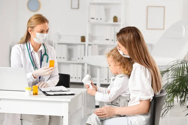 Vrouw Met Haar Dochtertje Bezoek Bij Kinderarts Kliniek — Stockfoto