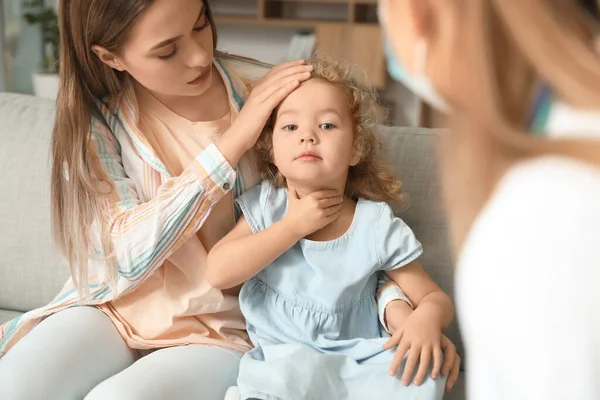 Pédiatre Examinant Une Petite Fille Maison — Photo