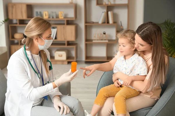 Kinderarzt Gibt Kleinem Mädchen Hause Medikamente — Stockfoto