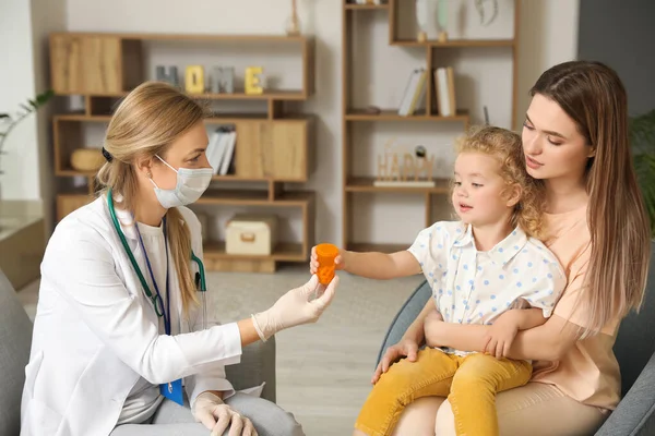 Kinderarts Die Thuis Medicijnen Geeft Aan Een Klein Meisje — Stockfoto