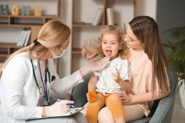 Pediatra Badający Małą Dziewczynkę Domu — Zdjęcie stockowe