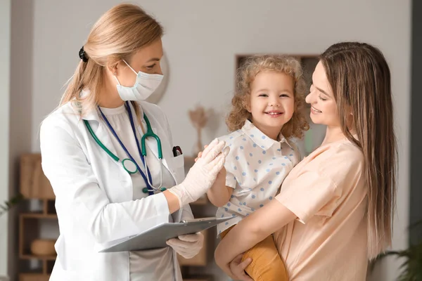 Pediatra Odwiedza Małą Dziewczynkę Domu — Zdjęcie stockowe