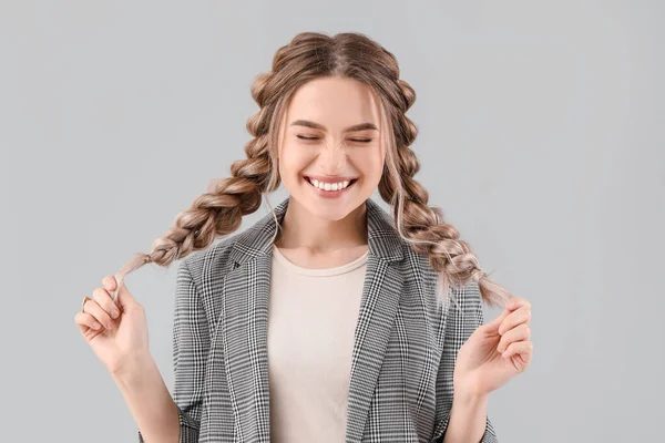 Hermosa Joven Con Cabello Trenzado Sobre Fondo Gris — Foto de Stock