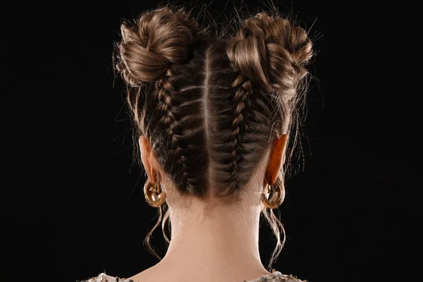 Красивая Молодая Женщина Плетеными Волосами Темном Фоне — стоковое фото