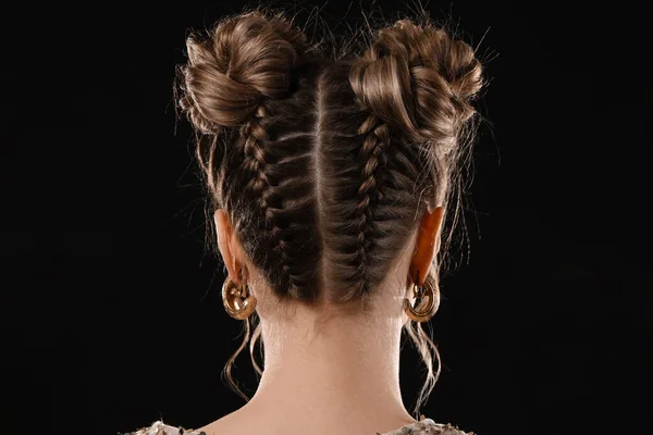 Mulher Bonita Com Cabelo Trançado Fundo Escuro — Fotografia de Stock