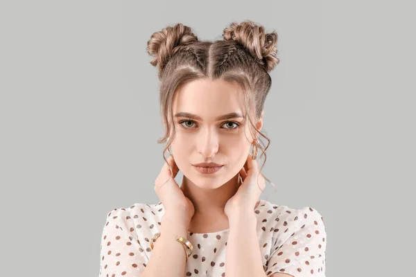 Hermosa Joven Con Cabello Trenzado Sobre Fondo Gris — Foto de Stock