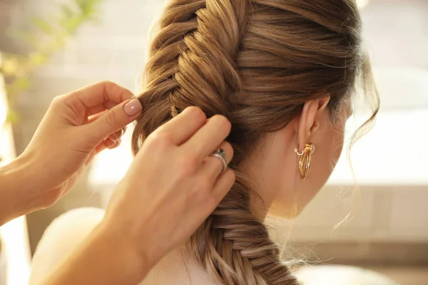 Peluquería Trabajando Con Cliente Salón Belleza —  Fotos de Stock