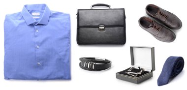 Beyaz arka planda şık erkek aksesuarları