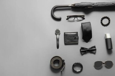 Hafif arkaplanda şık erkek aksesuarları