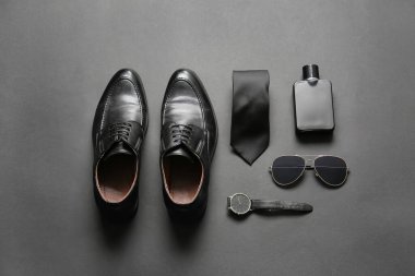 Koyu arkaplanda şık erkek aksesuarları