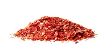 Beyaz arkaplanda kırmızı biber yığını