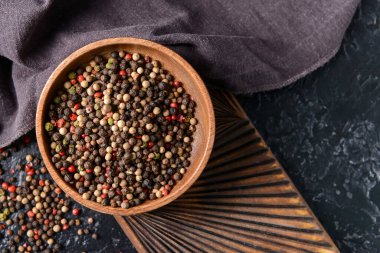 Koyu arkaplanda biberli kase