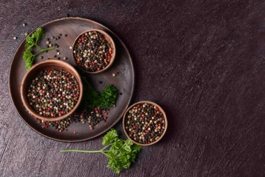 Siyah arka planda biberli kaseler