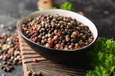 Koyu arkaplanda biberli kase