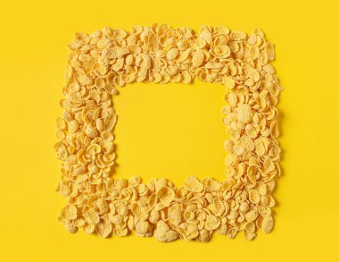 Renkli arkaplanda lezzetli mısır gevreğinden yapılmış çerçeve