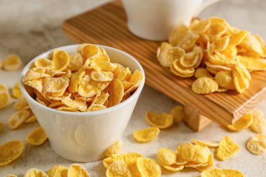 Hafif arka planda lezzetli mısır gevrekleri olan kase