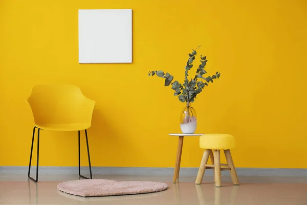 Stylish Furniture Floral Decor Yellow Wall Room — Stock Photo, Image