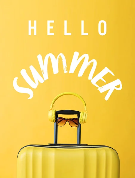 Запакована Валіза Навушниками Сонцезахисними Окулярами Текстом Hello Summer Кольоровому Фоні — стокове фото