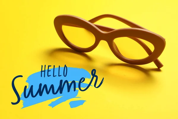 Стильні Сонцезахисні Окуляри Текстом Hello Summer Кольоровому Фоні — стокове фото