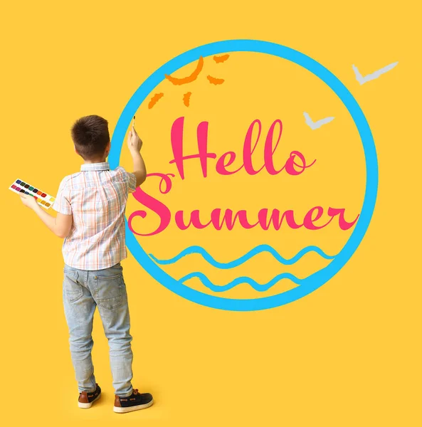 Милий Маленький Художник Пише Текст Hello Summer Кольоровому Фоні — стокове фото