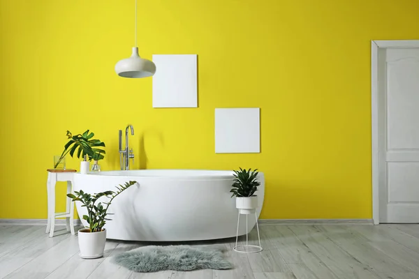 带有黄色墙壁的现代风格浴室的内部 — 图库照片