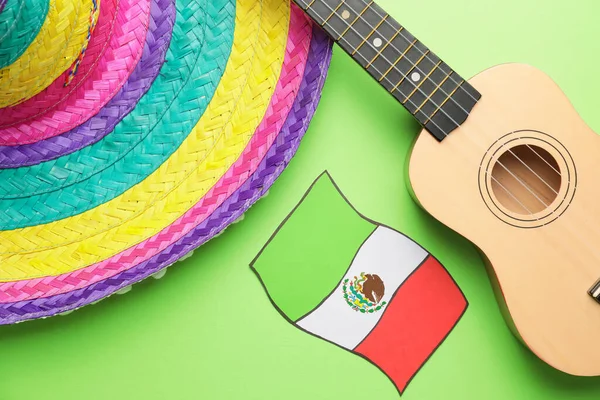 Guitarra Com Bandeira Mexicana Chapéu Sombrero Sobre Fundo Cor — Fotografia de Stock