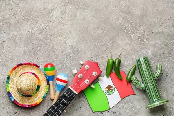 Meksika Bayraklı Sombrero Şapkası Marakas Gitar Kaktüs Grunge Arkaplanda Kırmızı — Stok fotoğraf
