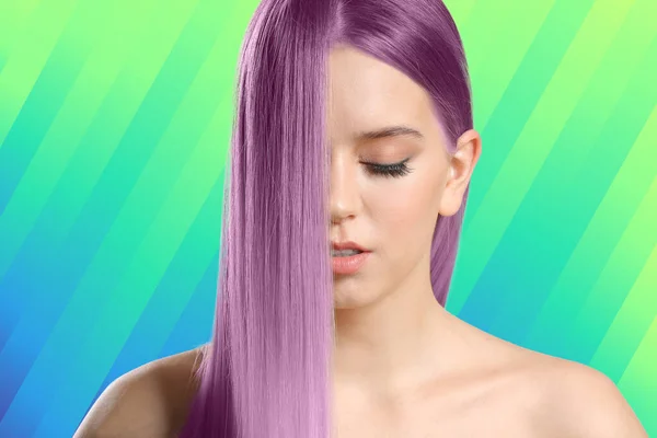 Красивая Молодая Женщина Необычными Волосами Цветном Фоне — стоковое фото