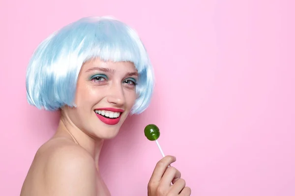 Schöne Junge Frau Mit Ungewöhnlichen Haaren Und Lutscher Auf Farbigem — Stockfoto