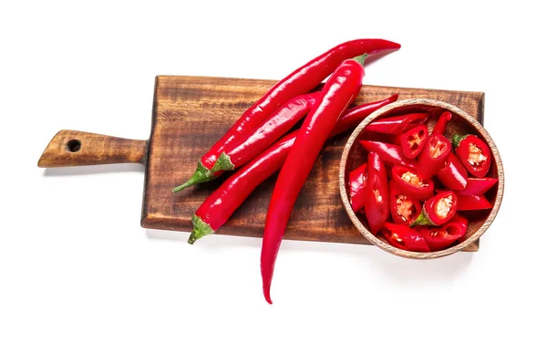 Panneau Bois Avec Des Piments Frais Sur Fond Blanc — Photo