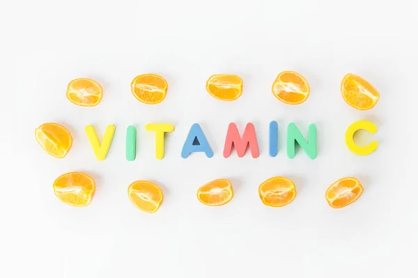 文本Vitamin C和白色背景的橙色片 — 图库照片