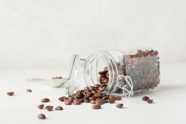 Hafif arkaplanlı kahve çekirdekli kavanoz