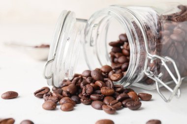 Hafif arkaplanlı kahve çekirdekli kavanoz