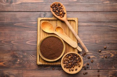 Kahve çekirdekli tabaklar ve tahta arka planda pudra.