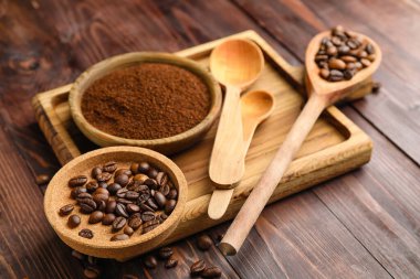 Kahve çekirdekli tabaklar ve tahta arka planda pudra.