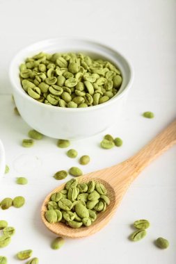 Yeşil kahve çekirdekli kase ve kaşık