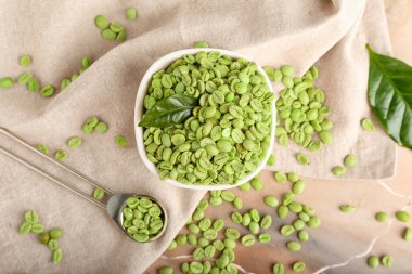 Yeşil kahve çekirdekli kase ve kaşık