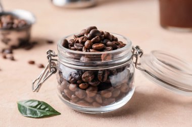 Kahve çekirdekli kavanoz.