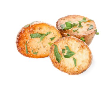 Beyaz arka planda maydanozlu lezzetli fırında patates.