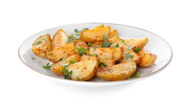 Beyaz arka planda maydanozlu kızarmış patates tabağı.