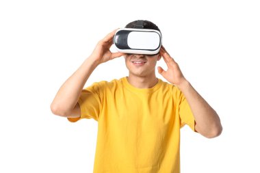 Beyaz arka planda sanal gerçeklik gözlüklü genç adam.