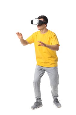 Beyaz arka planda sanal gerçeklik gözlüklü genç adam.