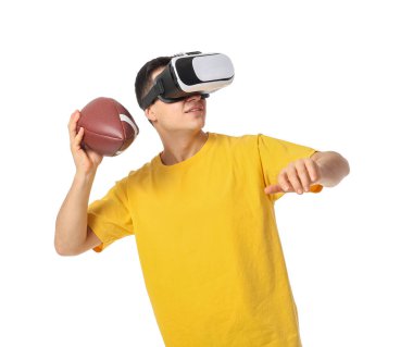 Sanal gerçeklik gözlüklü genç adam beyaz arka planda Amerikan futbolu oynuyor.